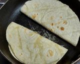 Foto del paso 3 de la receta: Quesadilla de Carne Asada y Queso Fácil (ideal para la once)