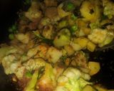 गोभी मटर आलू सब्ज़ी (gobi matar aloo sabzi recipe in Hindi) रेसिपी चरण 2 फोटो