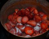 Une image de l'étape 2 de Mousse de fraises à la fleur de sureau.