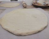 Foto del paso 2 de la receta: Pizza casera esponjosa de peperoni