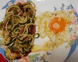 Foto del paso 5 de la receta Huevo frito y espaguetis de calabacín al ajillo con bacon