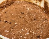 Foto langkah ke 4 dari resep Chocolate Chips Syrup Cake.