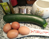 Foto del paso 1 de la receta: Tortilla de calabacín con atún y queso