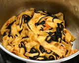 Foto del paso 4 de la receta: Cintas de pasta al huevo con langostinos y espagueti nero de merluza