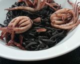 Foto del paso 4 de la receta Espaguetis negros con calamares al ajillo