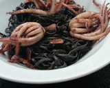 Foto del paso 4 de la receta: Espaguetis negros con calamares al ajillo