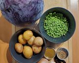 A picture of step 1 of Spicy Red Cabbage with Peas and Pots.