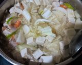 Foto langkah ke 3 dari resep Sayur Bening Tahu Timun Ayam.
