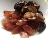 A picture of step 2 of Loh Mai Kai (Glutinous Rice with Chicken and Mushroom).
