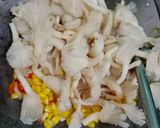 Foto langkah ke 3 dari resep Tumis Jamur Tiram Jagung Pedas.