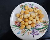 A picture of step 2 of Dum aloo.