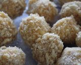 Lilahagymás rántott sajtgolyó recept fázis 1 fotója
