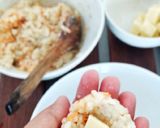 Foto langkah ke 3 dari resep Bola Nasi isi Keju Moza.