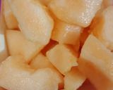 A picture of step 1 of Cantaloupe,papaya&mint smoothie.
