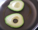 Foto del paso 1 de la receta: Huevo con aguacate y tostada de queso fresco