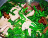 รูปขั้นตอนการทำที่ 2 ของ ต้มเลือดหมูกุยช่ายตับนุ่มน้ำใส