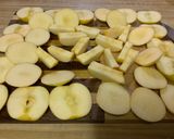 A picture of step 1 of Apple salad.
