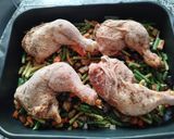Foto del paso 6 de la receta: Contramuslos de pollo a la provenzal sobre una cama de verduras especiadas al horno