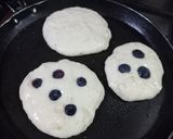 Foto del paso 3 de la receta: Panqueques de banana con arándanos