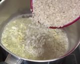 Foto del paso 1 de la receta: Risotto de pera, nueces y torta del casar 🍐 🧀 🍐