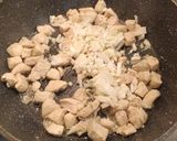 Selymes paradicsomos-gombás csirkeragu recept fázis 2 fotója