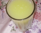 A picture of step 2 of Cucumber detox drink.