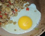 Foto langkah ke 4 dari resep Tumis jamur merang dan telur.