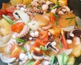 Hình bước làm 4 của món Bạch tuộc xào thơm cà chua