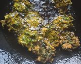 मूली के पत्तों के पकोड़े (Mooli ke patto ke pakode recipe in hindi) रेसिपी चरण 2 फोटो