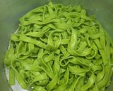 Foto del paso 4 de la receta: Fideos verdes con champiñones y hongos de pino