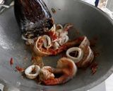 รูปขั้นตอนการทำที่ 3 ของ กะเพรากุ้งหมึก🦐🦑ใส่ข่า