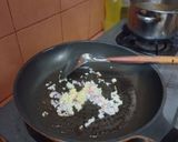 Foto langkah ke 3 dari resep Tan Hua Tang (Sup Telur Tomat).