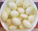Foto del passaggio 1 della ricetta Cipolle salsiera in agrodolce