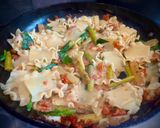 A picture of step 4 of Coast of the Gods biricci con asparagi, pomodori, aglio selvatico e dolcelatte.