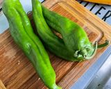 Une image de l'étape 1 de Courgettes jaunes et poivrons verts aux tomates séchées et épices.