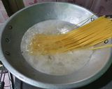 Foto langkah ke 2 dari resep Spaghetti Aglio Olio Ayam.