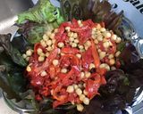 Une image de l'étape 6 de Salade marinée aux poivrons rouges, pois chiches et feta.