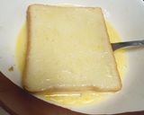 A picture of step 2 of Easy Egg 'n Cheese Sandwich.