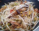 Foto del paso 12 de la receta: Wok de vegetales, fideos de arroz, pollo y tofu macerados (con magia al emplatar)