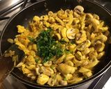 Une image de l'étape 6 de Tarte au poulet blettes et champignons au curry et feuilles de brick.