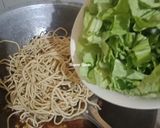 Foto langkah ke 2 dari resep Tumis Mie Basah.