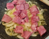 Foto del paso 3 de la receta: Solomillo de cerdo encebollado con patatas