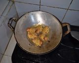 Foto langkah ke 5 dari resep Mie gulung sosis tanpa telur dengan parsley bubuk sederhana sat set cemilan anak.