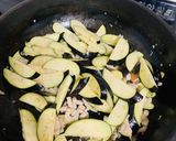 Hình bước làm 1 của món Cà tím xào thịt, canh kim chi(김치찌개)