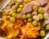 Foto del paso 6 de la receta: ARROZ CON SALSA, QUESO Y POLLO EN TROZOS 🍚🥫🧀🍗(Arroz con pollo para los más chicos) 🍚🍗🧒🏻👦🏼👧🏻👦🏼🥕🫛
