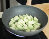 Foto langkah ke 3 dari resep Telur Dadar Terong Devina Hermawan.