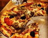 Foto del paso 3 de la receta: Pizza casera de pavo, atún y alcachofas con aceitunas al pimentón