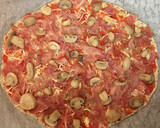 Foto del paso 7 de la receta: Pizza de jamón serrano con aceitunas negras