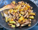 Une image de l'étape 11 de Poulet à l’ananas, oignon rouge, coriandre et cacahuètes.