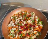 Foto del paso 1 de la receta: Pasta con pollo y verduritas🍗🍅🧅